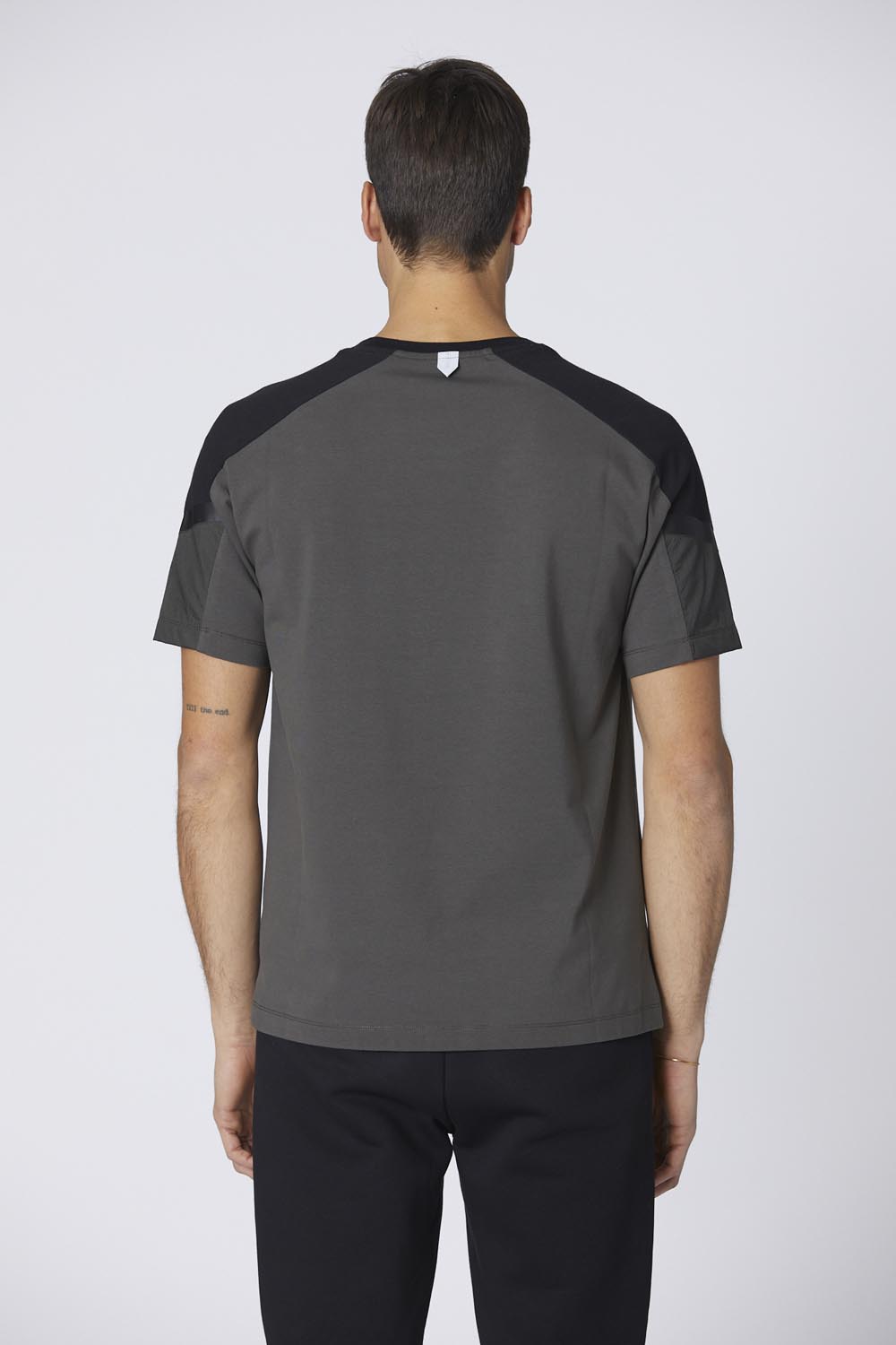 detail Tričko t-shirt m.c. 242TS2327J612